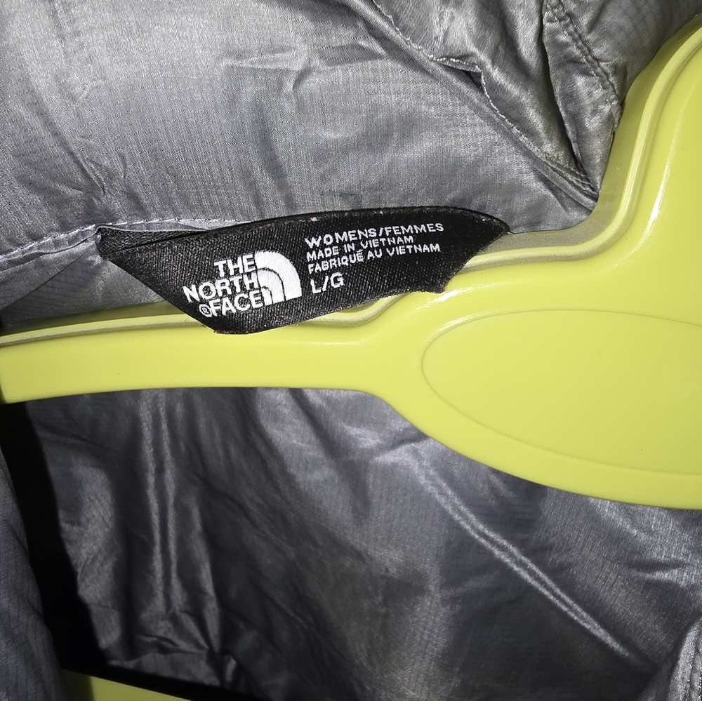 The North Face Women's Silver Puffer Jacket - Picture 5 of 6